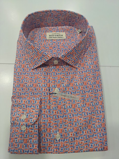 Camisa con estampado geometrico azul y rojo Hattrick